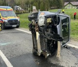 Groźny wypadek pod Sanokiem. Auto uderzyło w przepust, młody kierowca trafił do szpitala [ZDJĘCIA]