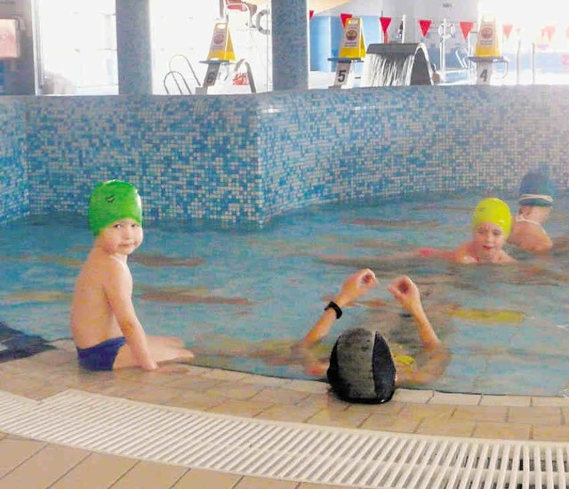Basen na Niebrowie to główna niecka, basen rekreacyjny, basenik dla małych dzieci, zjeżdżalnia, sauna i siłownia