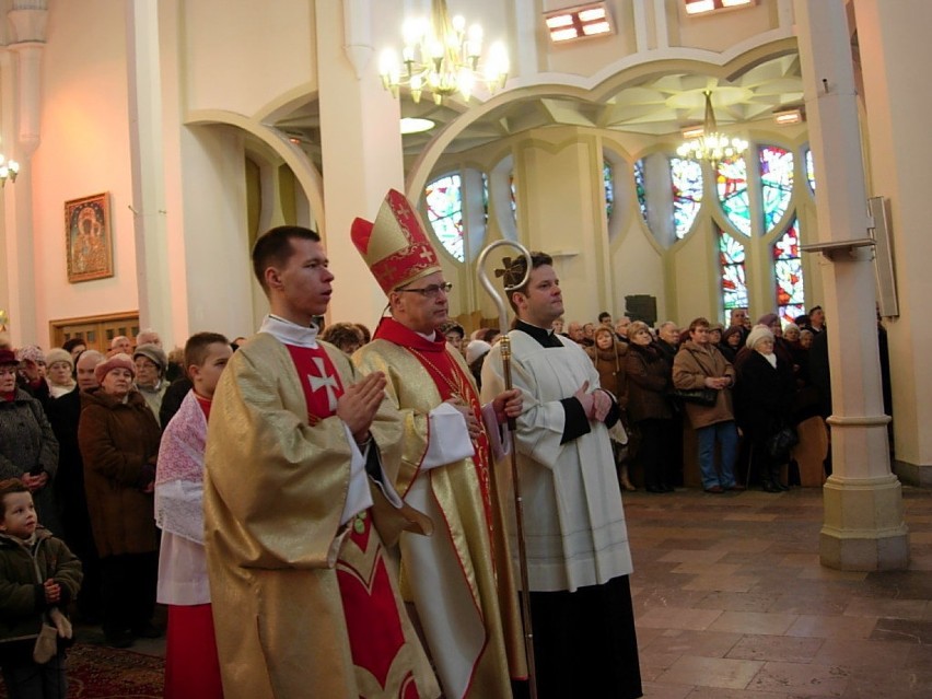 Oficjalne wprowadzenie przez wszystkich księży...