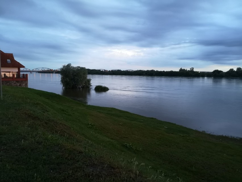 Poziom wody w Wiśle w Grudziądzu przekroczył stan ostrzegawczy. Nadeszła fala kulminacyjna [zdjęcia]