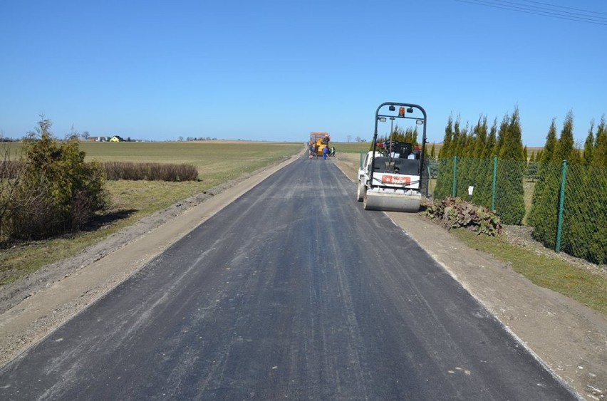 Władze samorządowe gminy Ciechocin zakończyły budowę kilometra drogi asfaltowej w Piotrkowie