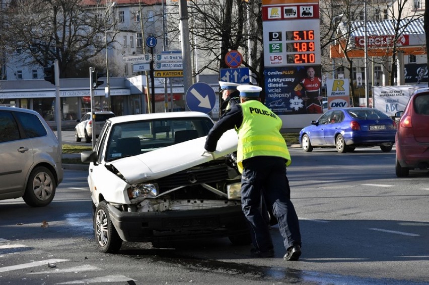 Wypadek na skrzyżowaniu ulicy Skarbka z Jaworzyńską w Legnicy [ZDJĘCIA]