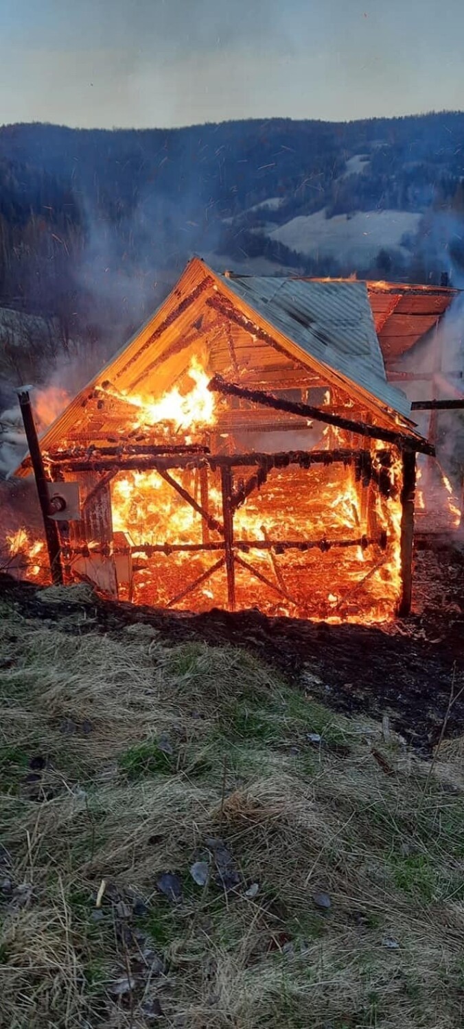 Pożar drewnianej koleby w Ochotnicy Górnej. Straż pożarna prosi o pomoc