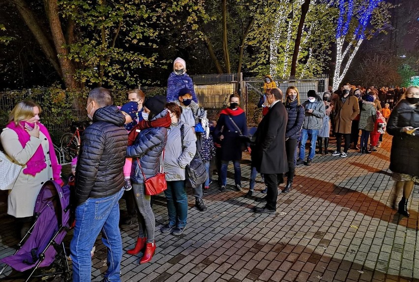 Kraków. Tłumy ludzi przed wejściem do Ogrodu Świetlnego. Mało kto trzyma bezpieczny dystans [ZDJĘCIA]