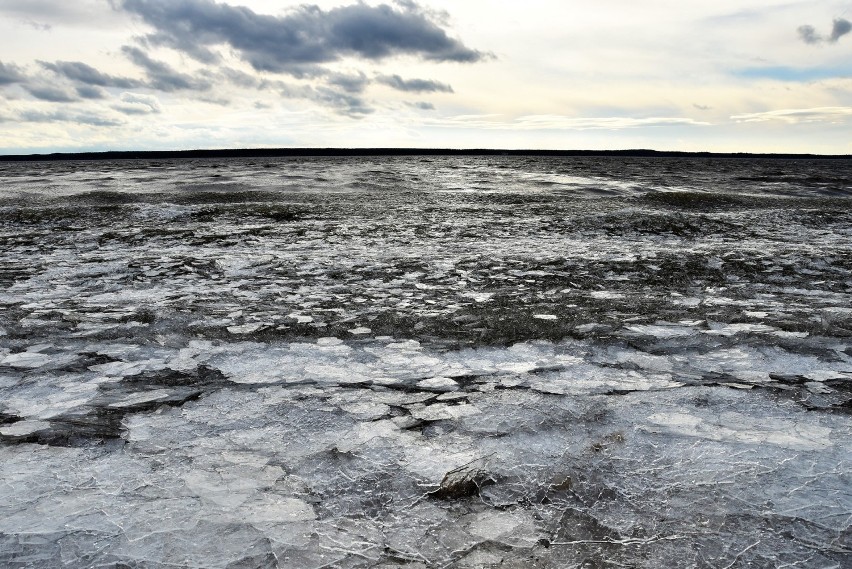 Turawa. Lód pokruszony przez wiatr na Jeziorze Dużym