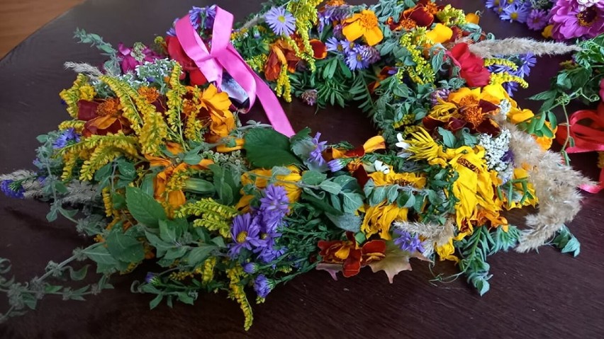 Konkursowe wianki uczniów z terenu gminy Złoczew. W ruch poszły żywe kwiaty, trawy, zioła ZDJĘCIA