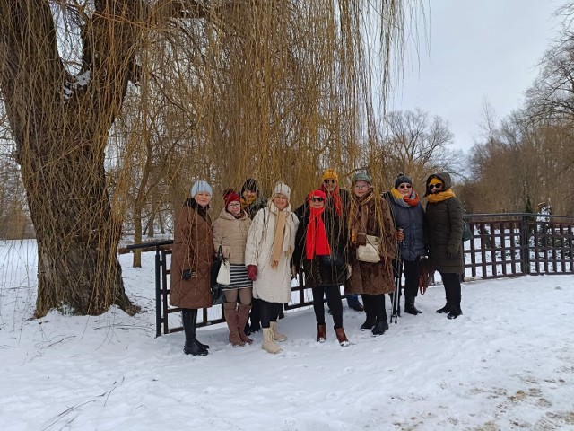 Zimowa sesja zdjęciowa seniorów z Łęczyckiego Uniwersytetu Trzeciego Wieku