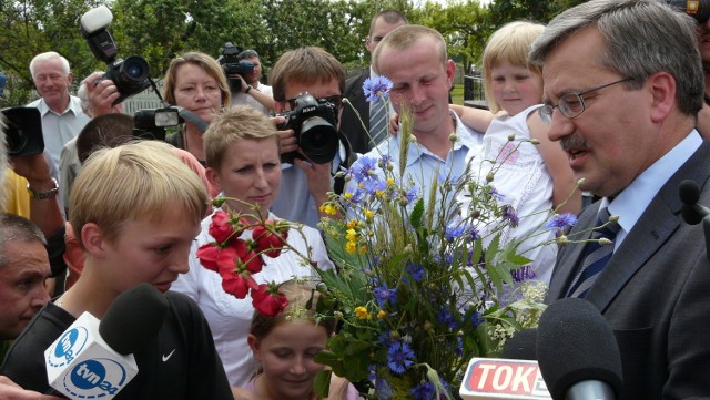 W czerwcu 2010 r. ówczesnego kandydata na prezydenta Bronisława Komorowskiego w Podłężycach pod Sieradzem mieszkańcy witali polnymi kwiatami. W Uniejowie powinny to być lilie, które stały się symbolem historycznego miasta