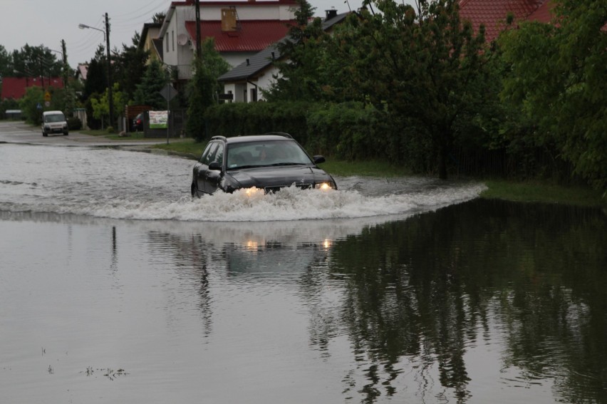 Deszczówka zalała ul. Akacjową w Bobowicku.