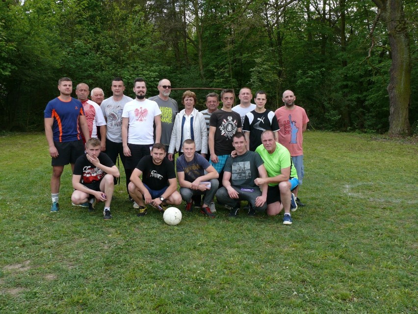 Starzy kontra Młodzi! Mieszkańcy Michałkowa powracają do tradycyjnych rozgrywek piłkarskich