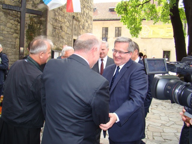 Prezydent gościł w PWSZ, gdzie burmistrzowie i wójtowie miast i gmin z regionu deklarowali przystąpienie do Małopolskiej Karty Rodziny. Zakłada ona wprowadzenie szeregu ulg dla wielodzietnych rodzin.

Marszałek Małopolski Marek Sowa podkreślił, że mieszkańcy regionu cenią sobie tradycyjny model rodziny. - W Małopolsce częściej zawieramy małżeństwa, rzadziej się rozwodzimy i mamy więcej dzieci - wyliczał marszałek.