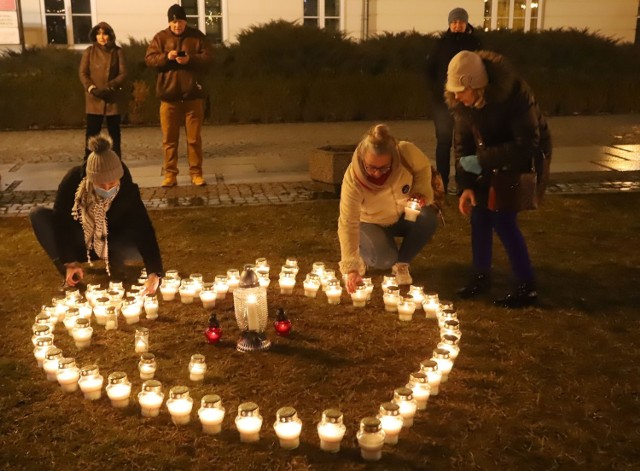 Radomianie spotkali się na Placu Corazziego w Radomiu, by zapalić znicz dla zamordowanego w 2019 roku Pawła Adamowicza, prezydenta Gdańska.
