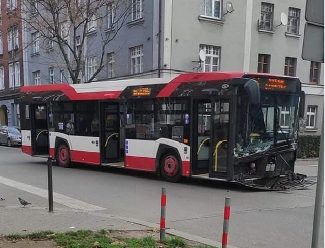 Droga jest nieprzejezdna. Utrudnienia w ruchu prawdopodobnie potrwają do godziny 14.00.