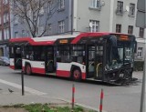 Wypadek w Bytomiu. Na ul. Mickiewicza zderzył się samochód osobowy z autobusem. 3 osoby trafiły do szpitala