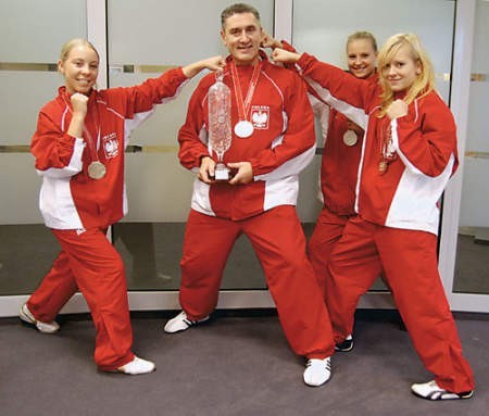 Trener Janusz Harast i jego podopieczne, medalistki mistrzostw świata.