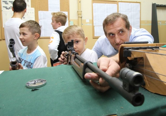 Na strzelnicy pojawił się 4-letni Kacper. Obok instruktor, Wojciech Podsiadło.