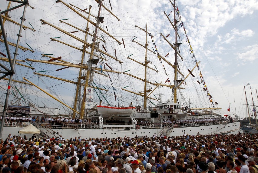Wspominamy The Tall Ships Races 2013. Zobacz m.in., jak Piotr Krzystek wdrapuje się na maszt