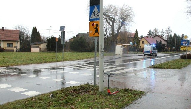 Na ul. Piastowskiej w Brzeszczach 10-latek na hulajnodze został potrącony przez samochód