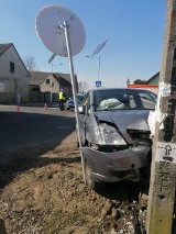 Śmiertelny wypadek w Sączkowie. Kierowca uderzył w słup energetyczny