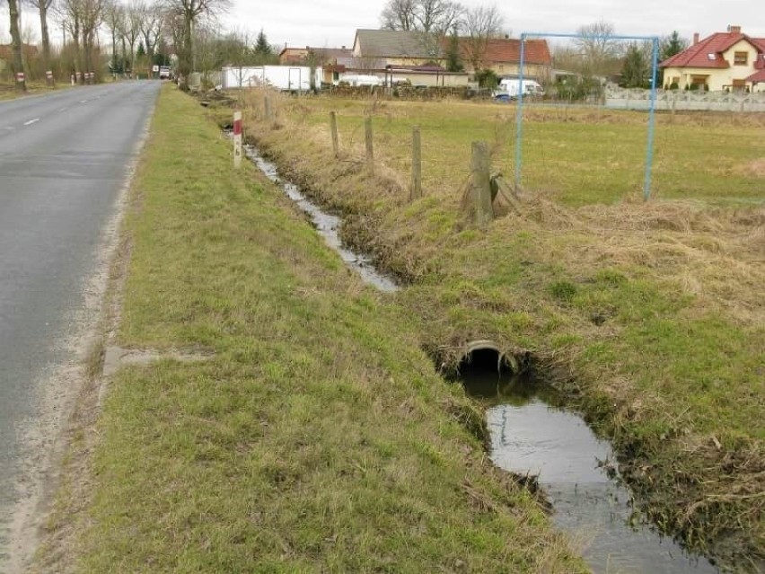 Jastrzębia. Połączą wieś z miastem. Powstanie kolejny odcinek chodnika wzdłuż drogi wojewódzkiej 324 [ZDJĘCIA]