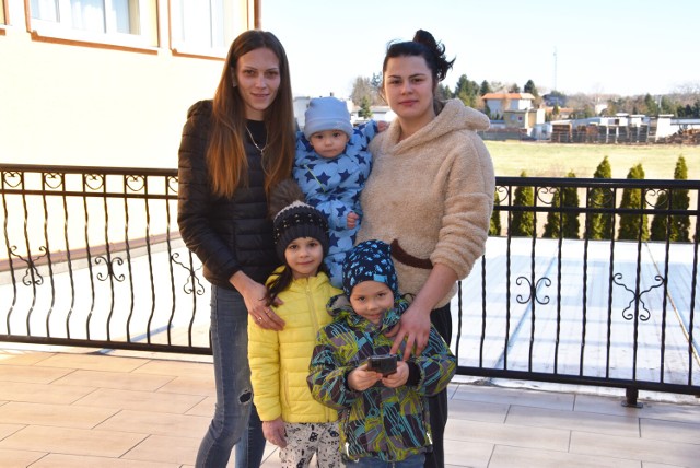 Awgustina jest mamą siedmioletniej dziewczynki oraz dwóch chłopców w wieku 6 lat i zaledwie dwunastu miesięcy. Podróż do Polski zajęła im dobę