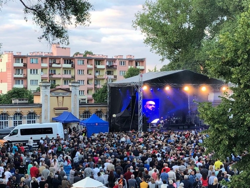 Zespół Kombii na finał Kuźnic Koneckich dał czadu. Koncert przyciągnął tłumy, zabawa była znakomita (ZDJĘCIA)