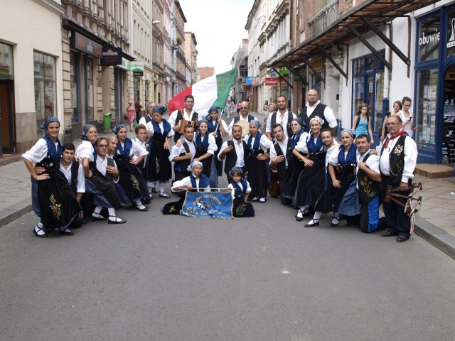 Włoski zespół Gruppo folk Glio Ventrisco na ulicu Krakowskie w Tarnowskich Górach