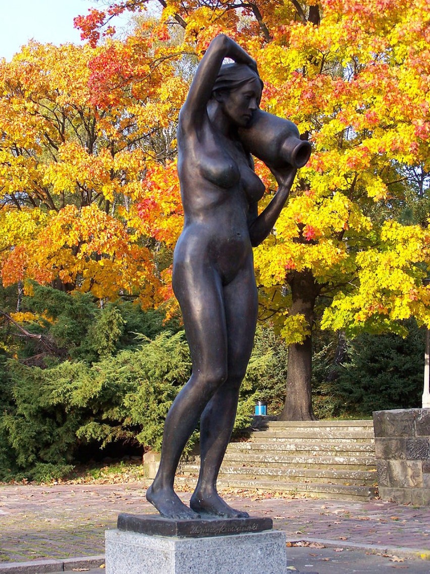 Skradziono rzeźbę "Dziewczyna z dzbanem" z Parku Śląskiego. Sprawka złomiarzy?