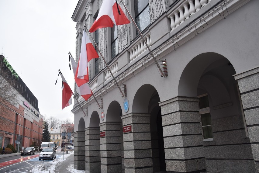 Flagi z kirem na Urzedzia Miasta Rybnika. Lekcje wychowawcze o hejcie i agresji