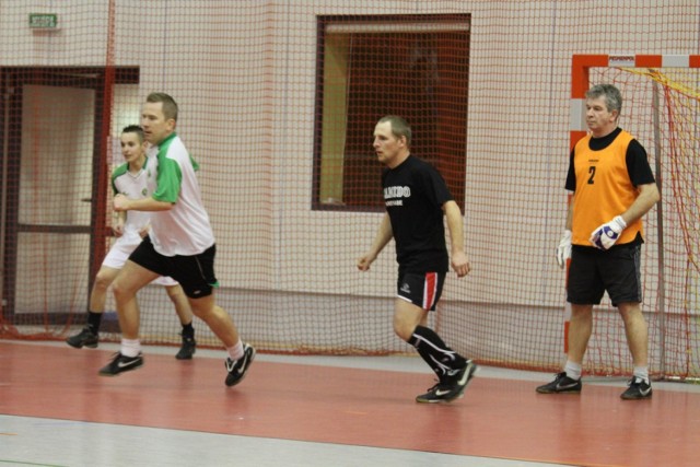 Futsal w Złotowie 17.02.1014
Wyniki - grupa B i C
Perfecta-Zabajka 2  5:0 w/o
Unimetal - OSP Osówka 5:0
Kamido -Tiki Taka 1:2
Konme t- Szarp 2:3
Eliminatorzy-Millenium 2:5
Klan-Panorama 5:0 w/o
SBL Złotów - De Formacja 0:2
