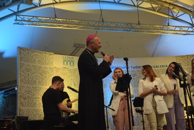 Biskup Marek Solarczyk z zespołem "Tylko ty".