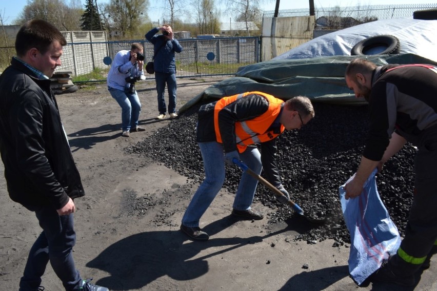 Prezydent Starogardu ładował węgiel i drewno FOTO,FILM