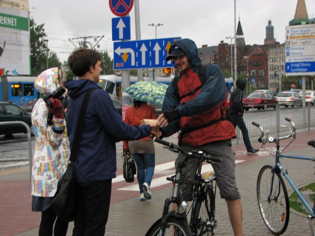 Darmowe śniadania dla rowerzystów rozdawali wolontariusze WIR