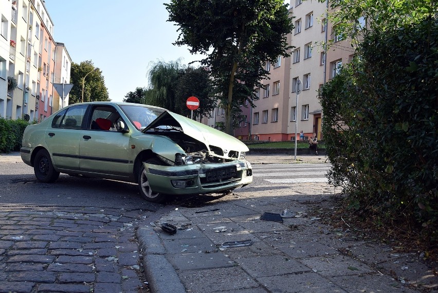 Stargard. Opel zderzył się z nissanem, przejechał krzaki i wbił się w blok