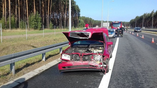 Do wypadku doszło na 129 kilometrze trasy S3 między Skwierzyną i Międzyrzeczem. Około godz. 8.45 na pasie w kierunku Międzyrzecza z Zielonej Góry na łuku drogi osobowy mercedes zjechał na lewą stronę jezdni i uderzył w metalowe barierki.