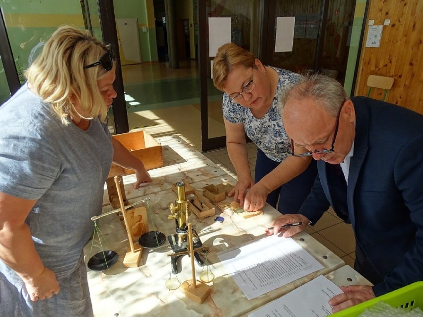 Moment przekazania wyposażenia apteki do Muzeum Pamięci