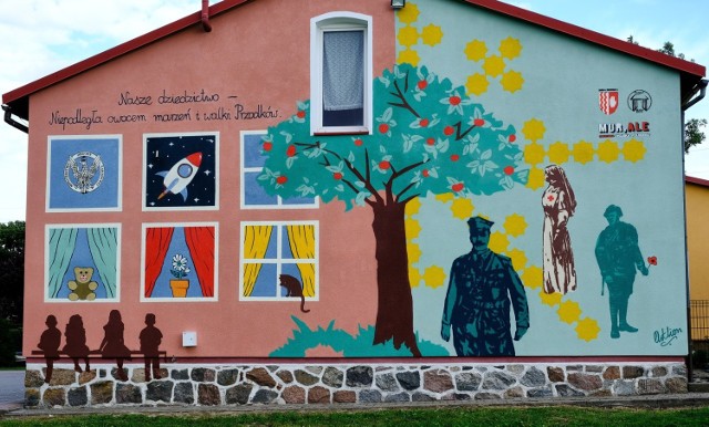 Mural patriotyczny „Nasze dziedzictwo - Niepodległa owocem marzeń i walki przodków" ozdobił ścianę szczytową Szkoły Filialnej w Cielętach