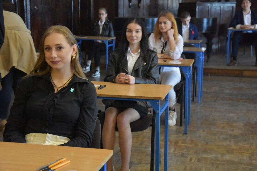 Matura 2023 w Zespole Szkół nr 2 w Wągrowcu. Abiturienci w świetnych nastrojach przystąpili do egzaminu dojrzałości 
