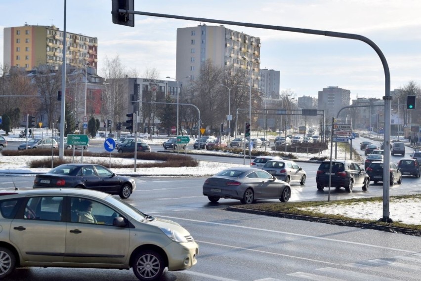 Mandat za wjazd na „czerwonym”. Na skrzyżowaniu alei Solidarności i ulicy Sandomierskiej w Kielcach każde wykroczenie będzie rejestrowane