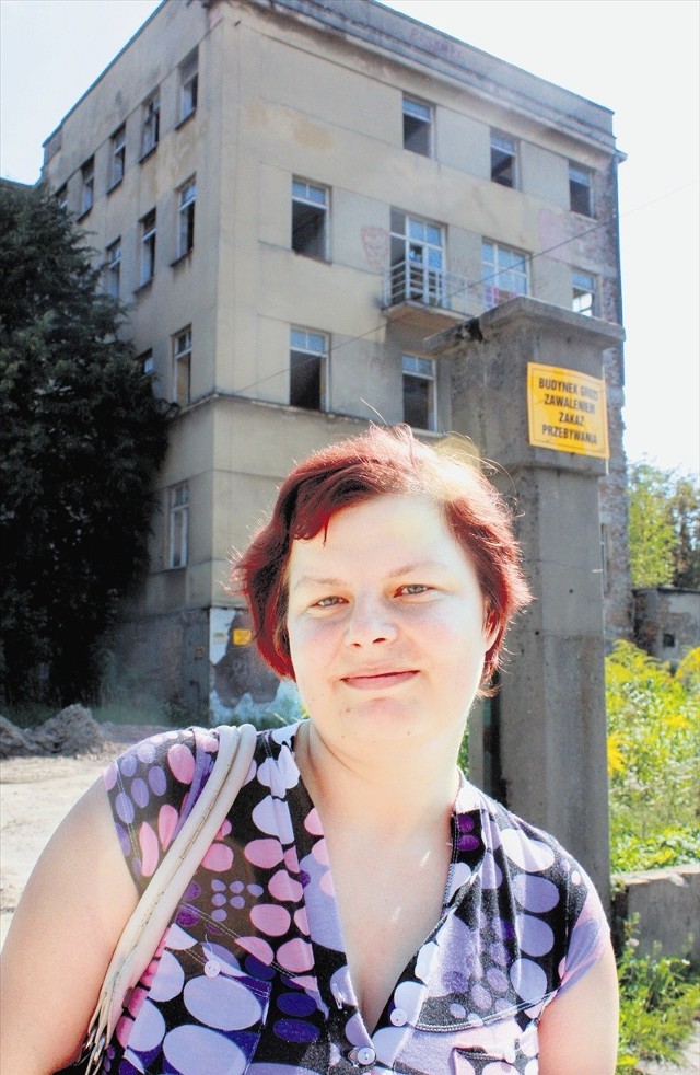 Elżbieta Pudełko z Chrzanowa liczy na to, że wkrótce slumsy przy ulicy Topolowej przestaną istnieć