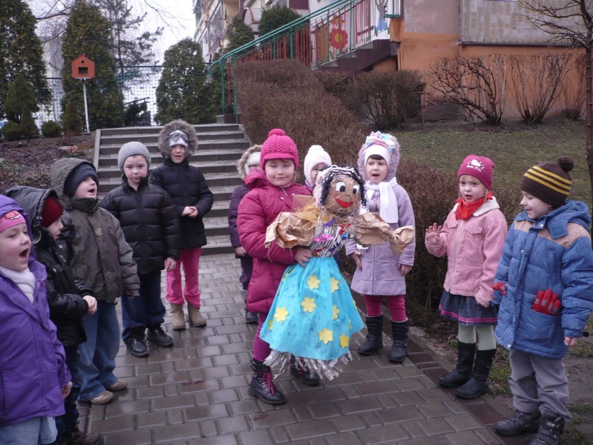 Przedszkola Żory: Dzieci z Przedszkola nr 17 zrobiły piękną marzannę, symbol odchodzacej zimy FOTO
