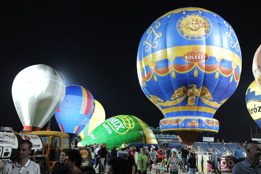 Nocny pokaz balonów 2023 w Lesznie w piątek 18 sierpnia 2023...