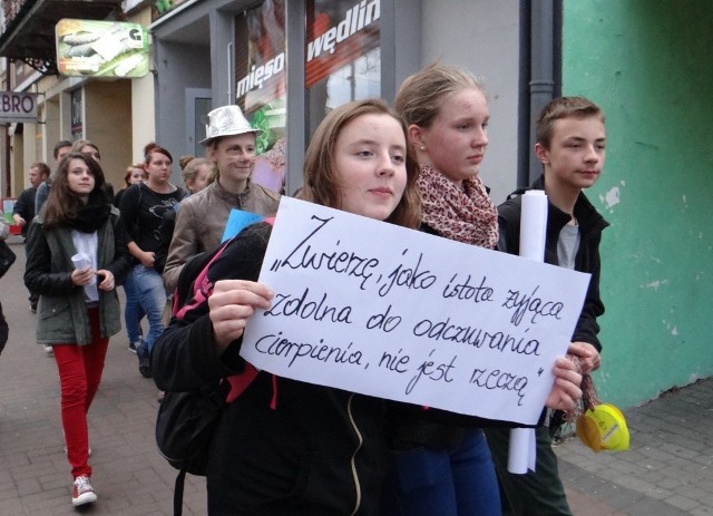 Happening uczniów ZSG 7 w Radomsku z okazji miesiąca dobroci dla zwierząt