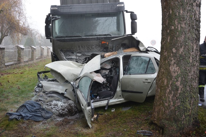 Śmiertelny wypadek pod Stargardem. Auto osobowe zmiażdżone przez ciężarówkę [zdjęcia, wideo]