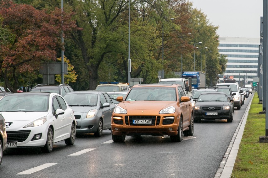 Ogromne korki w Krakowie. Policja przejmuje skrzyżowania [ZDJĘCIA]