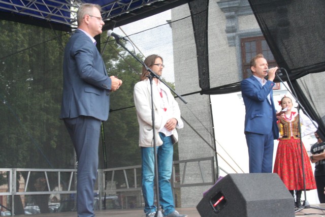 Janusz Napora, dyrektor ChDK na scenie podczas festiwalu folkloru