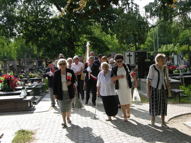 Skierniewiczanie oddali hołd powstańcom Warszawy w 69. rocznicę  wybuchu Powstania Warszawskiego. Uroczystości rozpoczęły się przy tablicy przed skierniewickim dworcem, poświęconej spalonym żywcem więźniom Pawiaka, później przeniosły się na cmentarz św. Józefa, a zakończyły w Kościele Garnizonowym.