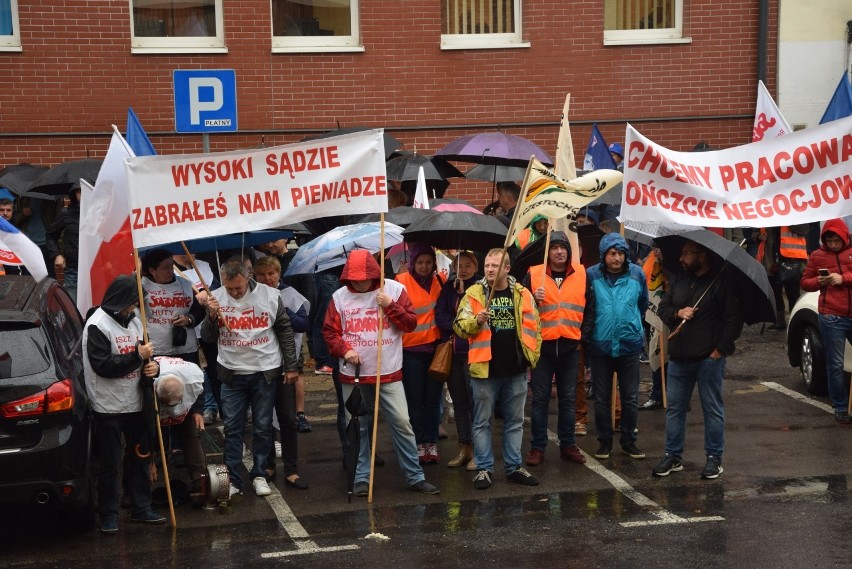 Protest hutników pod Sądem Rejonowym w Częstochowie [ZDJĘCIA] "Chcemy inwestora, nie likwidatora"