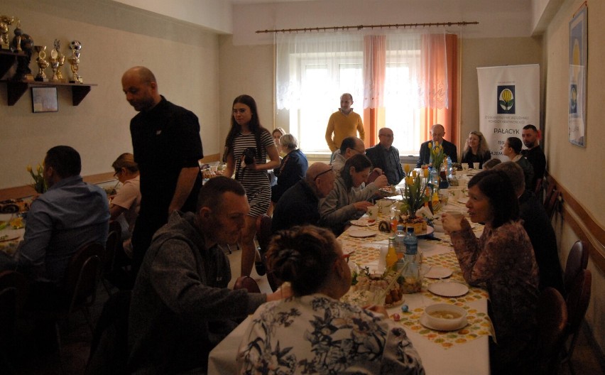 Śniadanie wielkanocne dla samotnych i potrzebujących w "Pałacyku" w Piotrkowie ZDJĘCIA