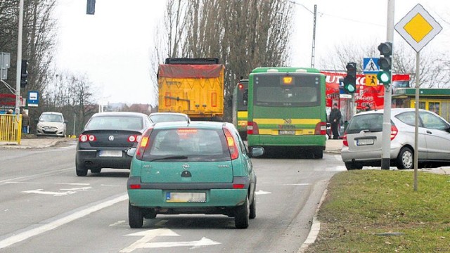 Na ul. Hożej czekają na sygnalizację